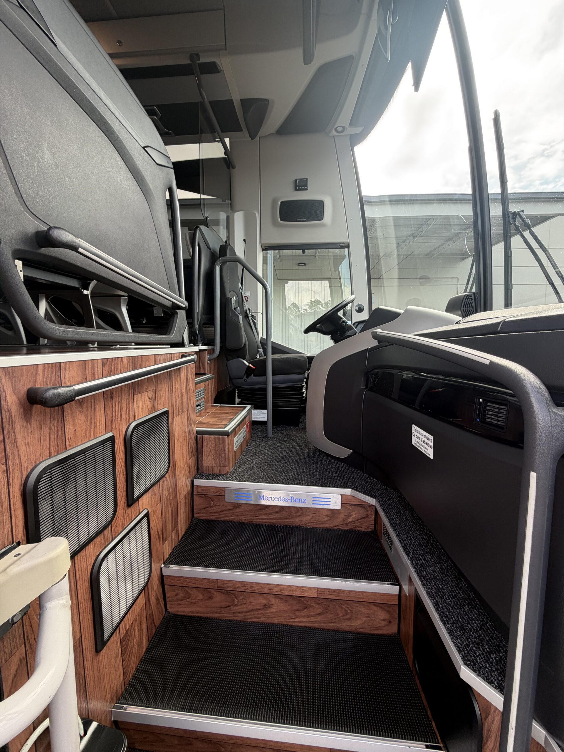 UTP00775 bus image