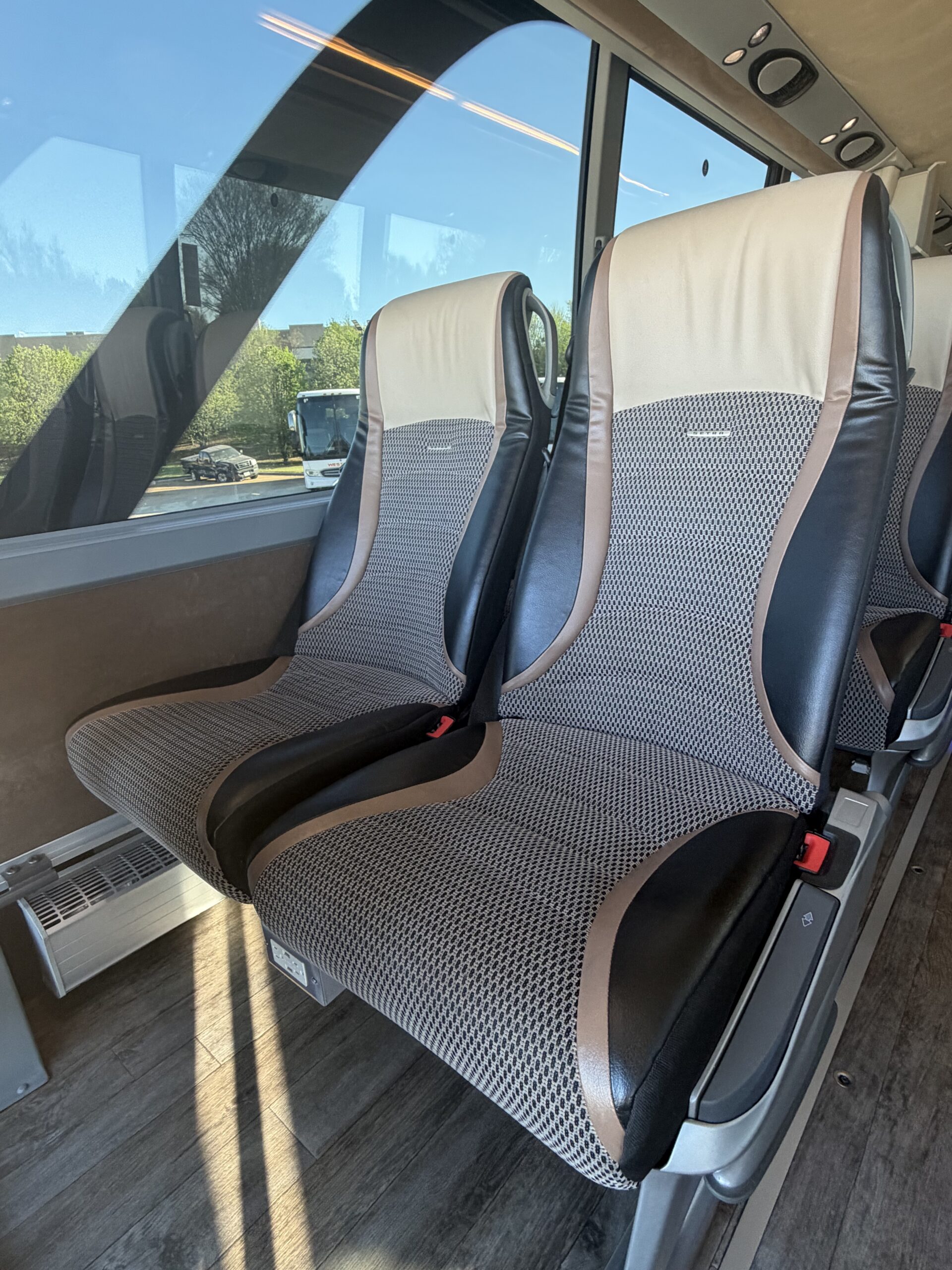 US10324 bus image