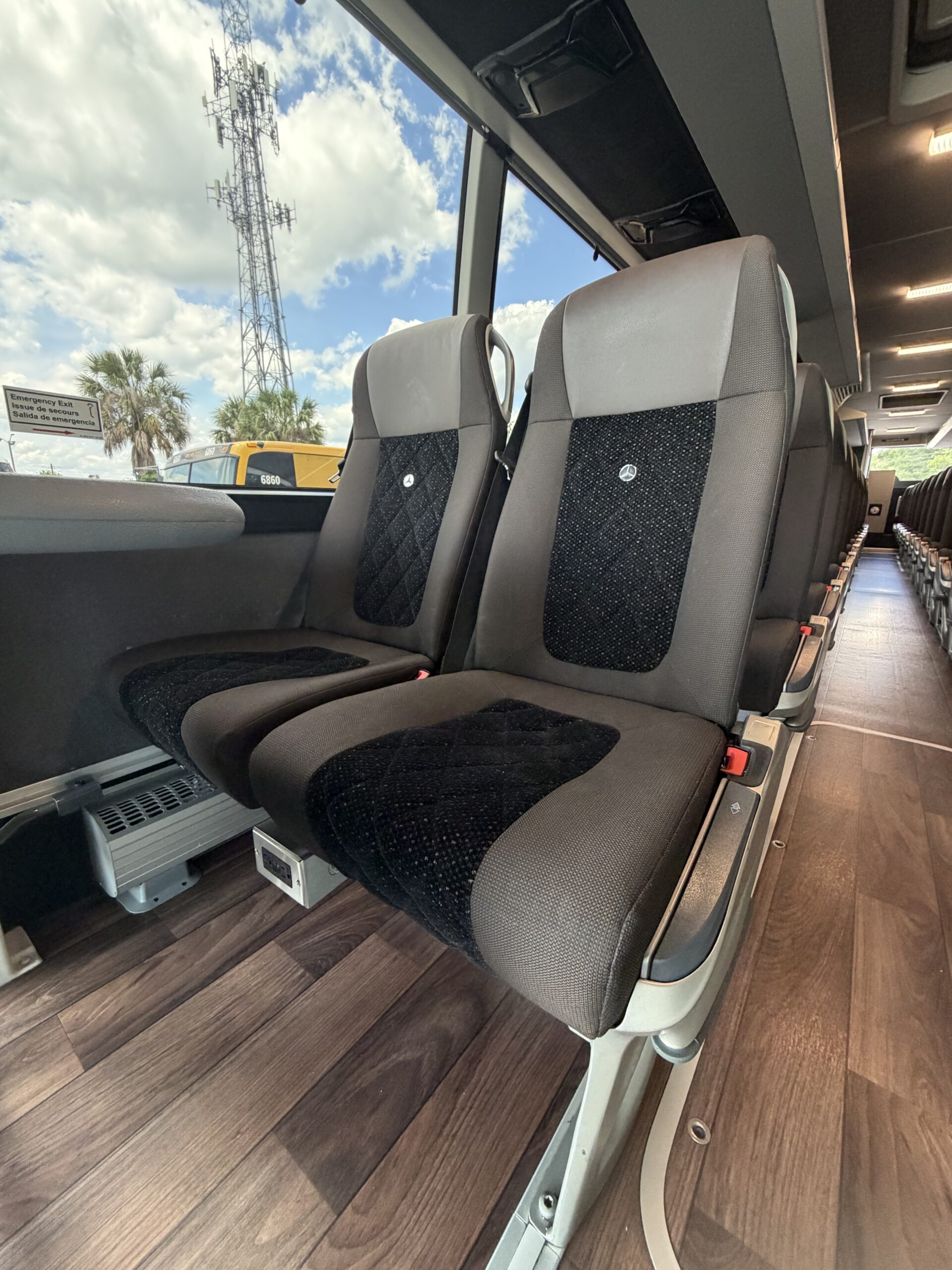 UTB92993 bus image