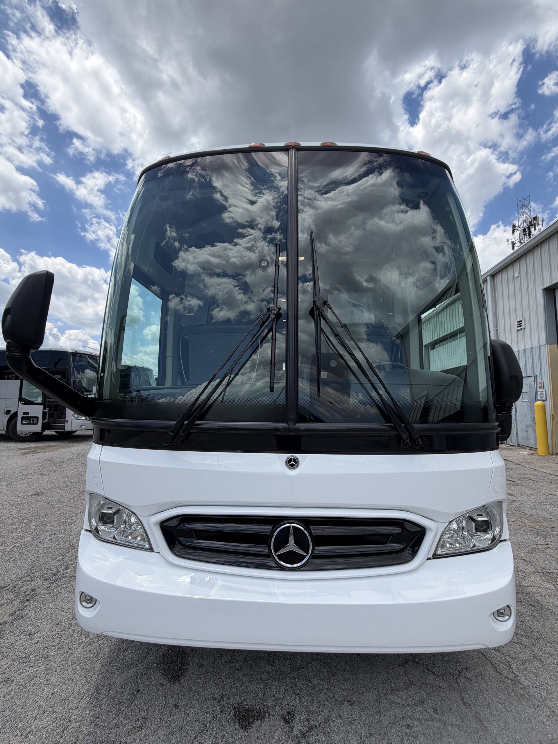UTB92993 bus image