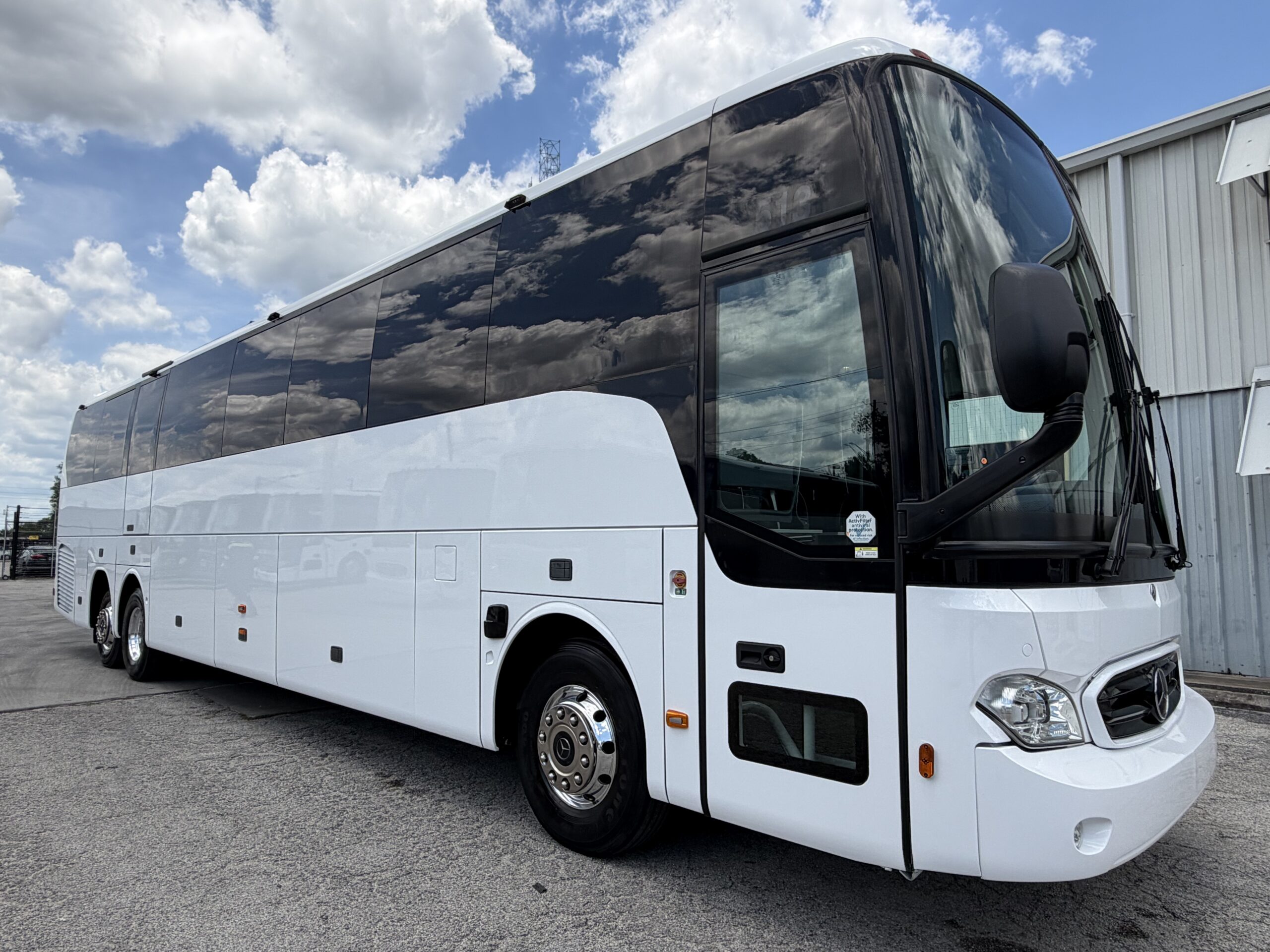UTB92993 bus image