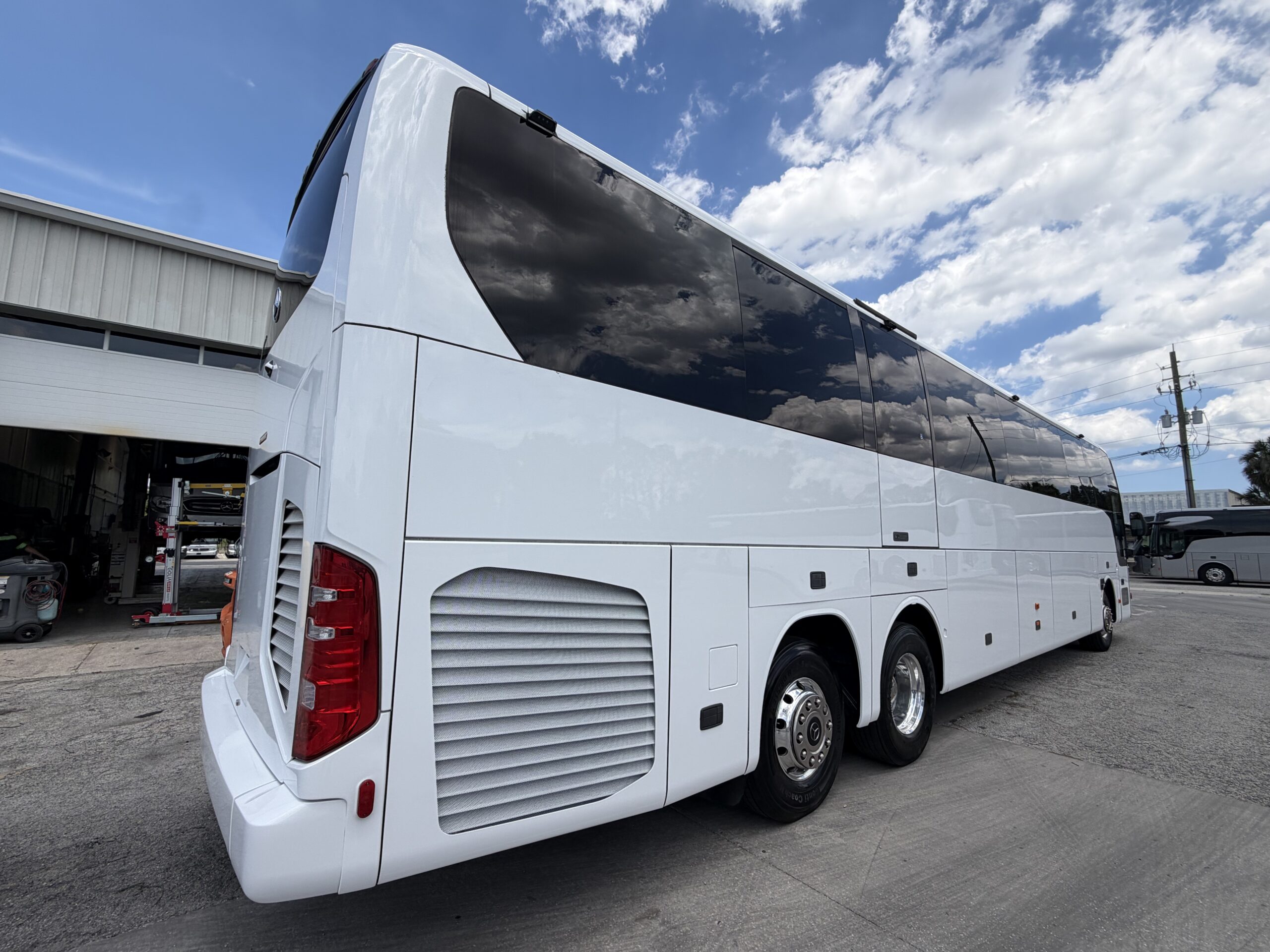 UTB92993 bus image