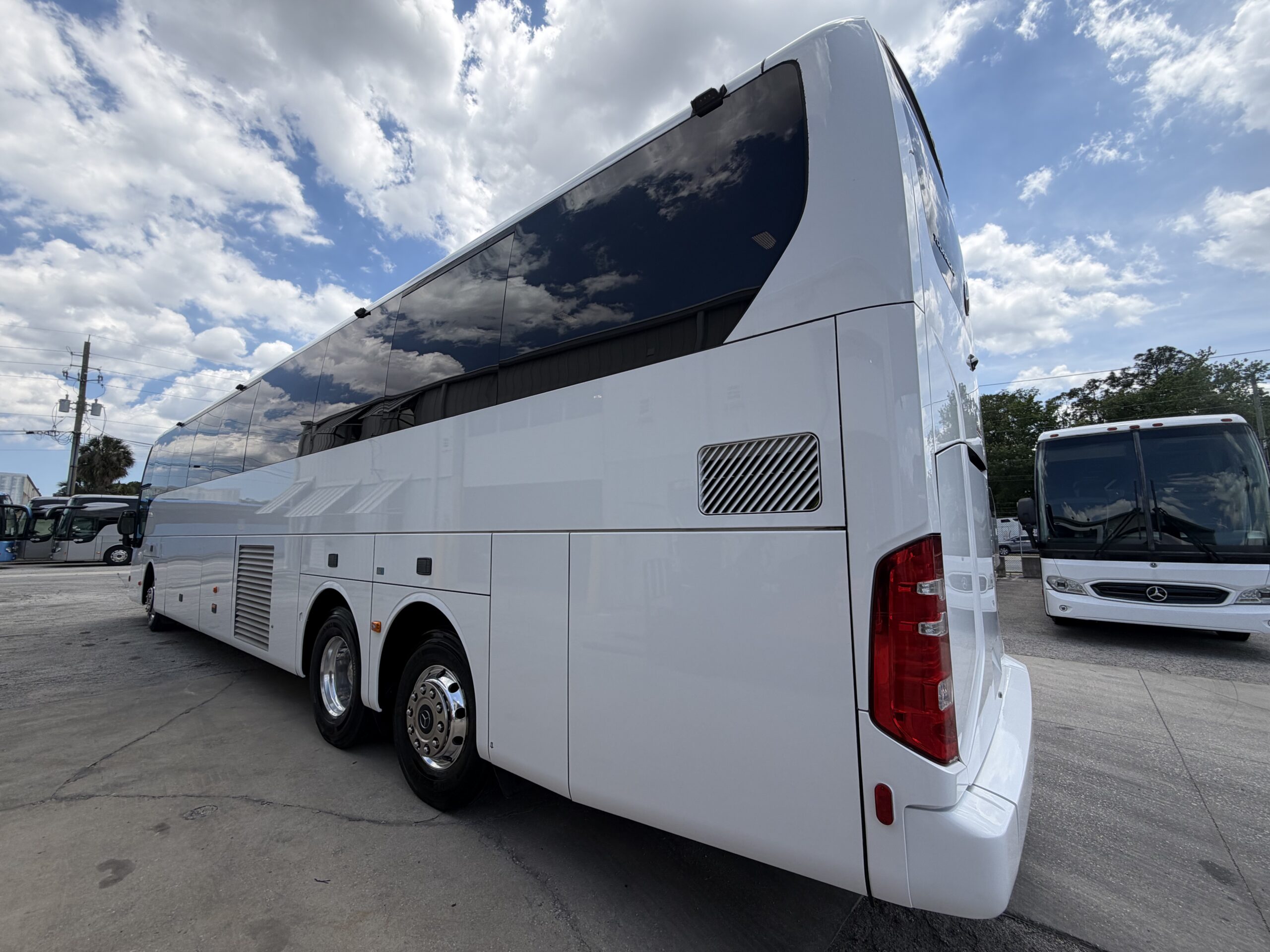 UTB92993 bus image