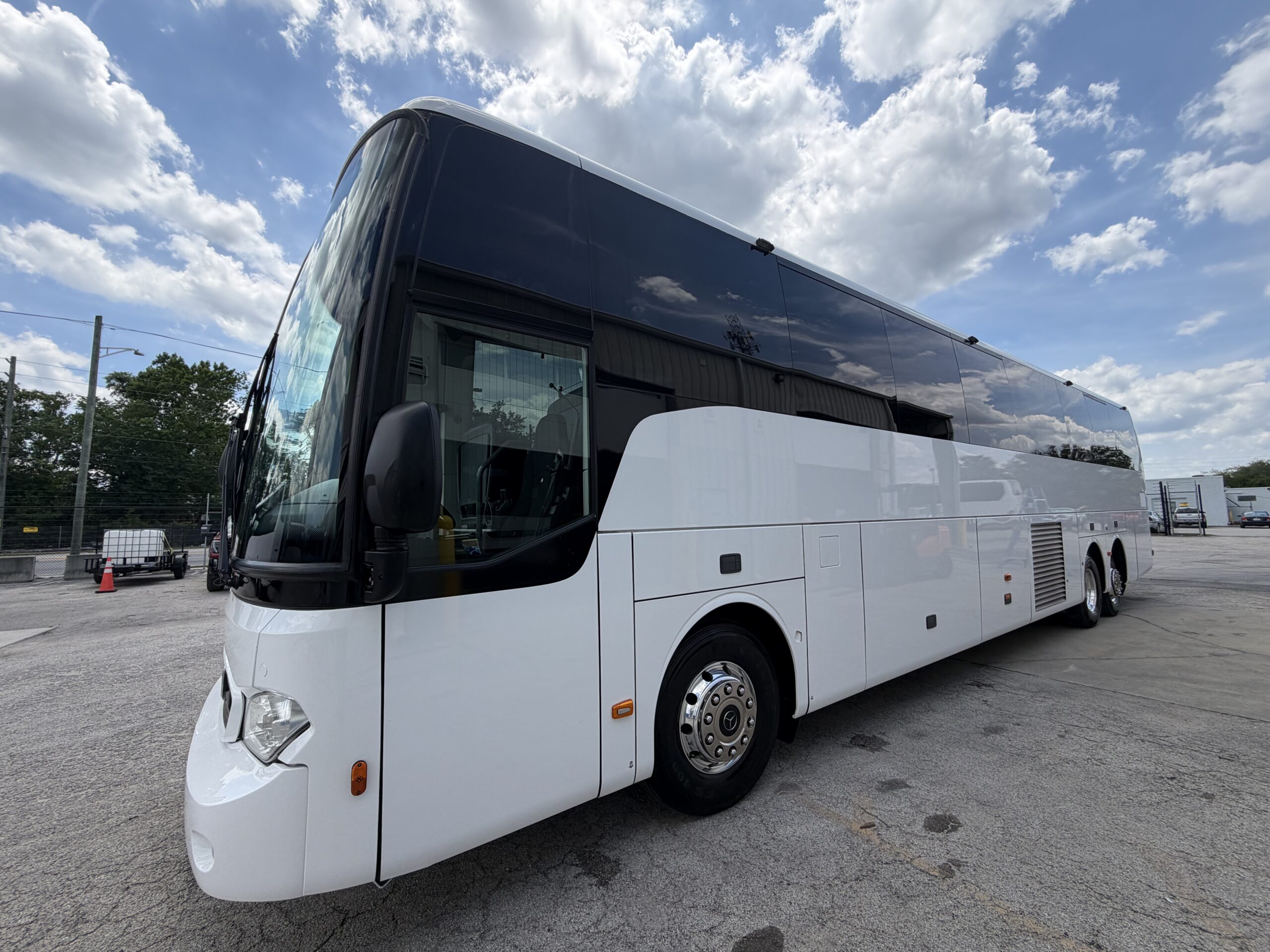 UTB92993 bus image