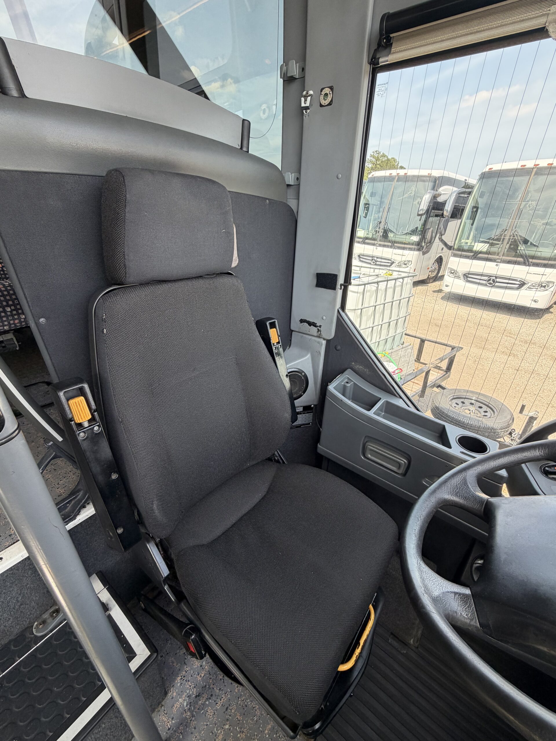 US00830 bus image