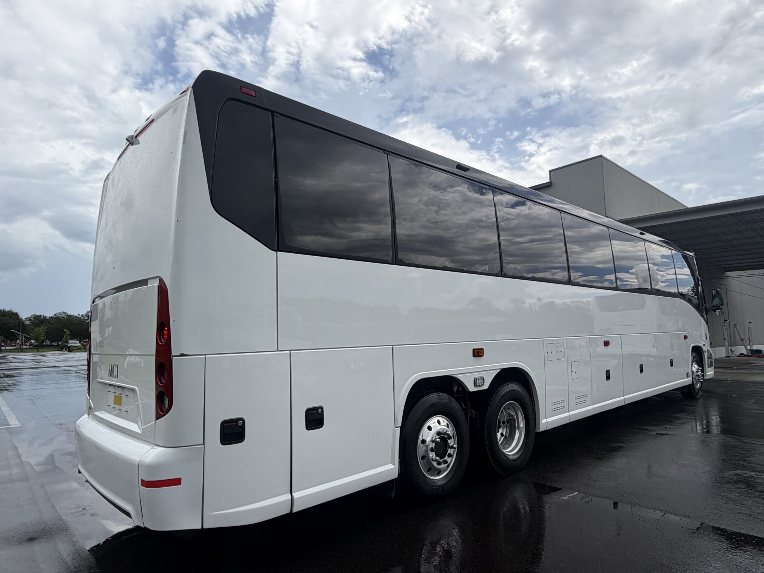 UM69483 bus image