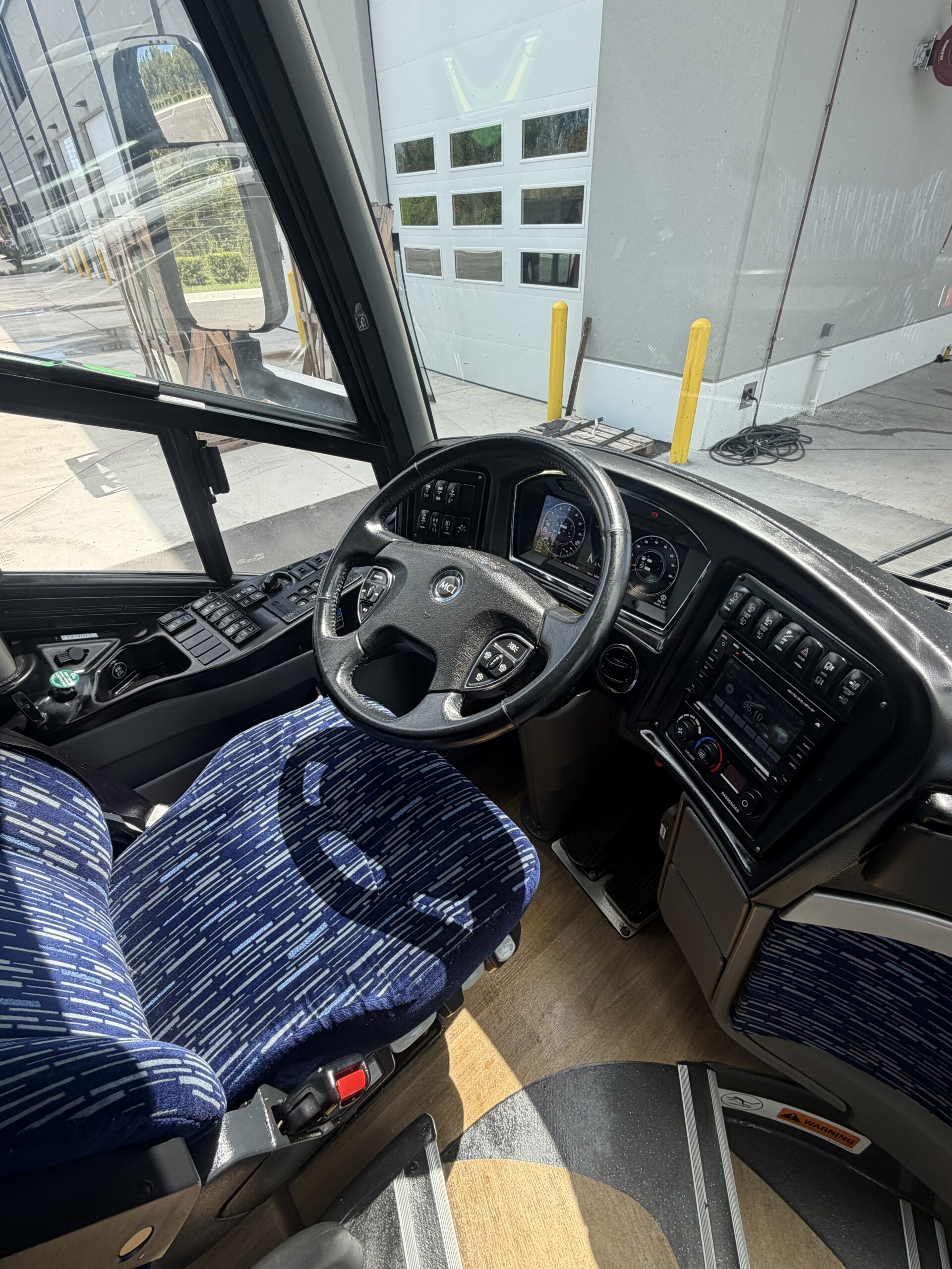 UM69477 bus image