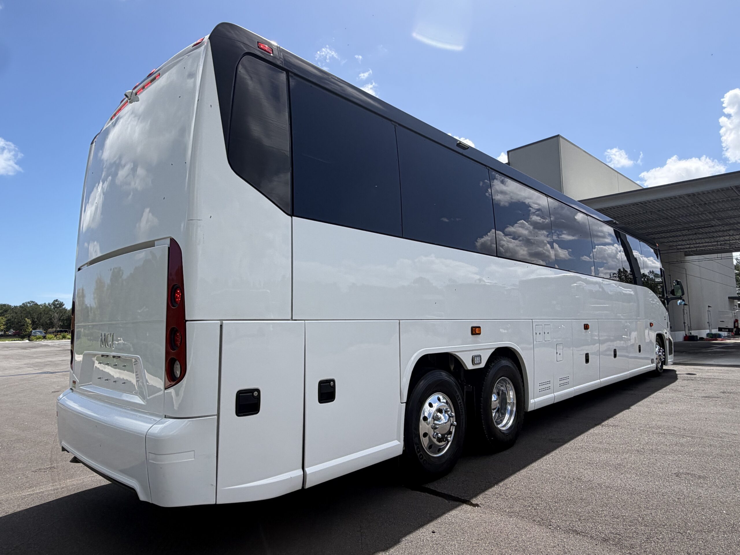 UM69477 bus image
